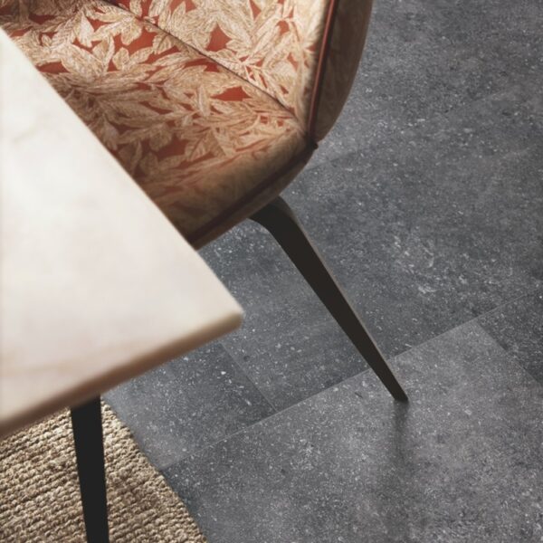 V4320-40174-2 Panele Winylowe Pergo Viskan pad pro Wapień Szary Ciemny V4320-40174